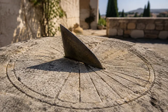 למה כיוון השעון הוא ימינה? הסוד מסתתר בצל של מקל