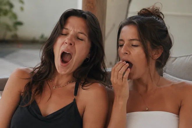 למה פיהוק מדבק? המדע מסביר את התופעה שכולנו נכנעים לה