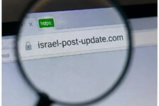 זכוכית מגדלת בודקת קישור חשוד בכתובת אינטרנט לזיהוי הונאה בוואטסאפ